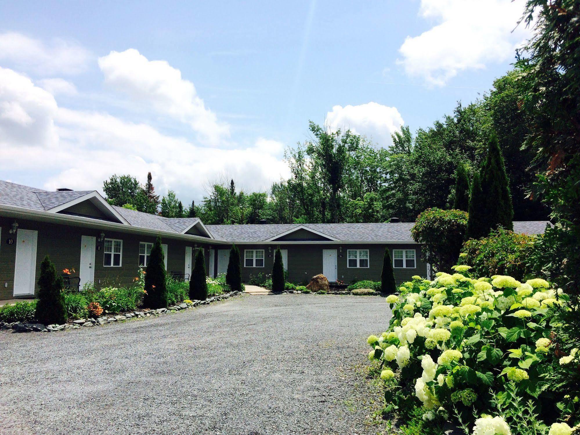 Motel Des Cedres シェルブルック エクステリア 写真